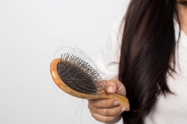 Дерматолог развеяла миф о мгновенном выпадении волос из-за стресса