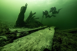 На затонувшем средневековом корабле обнаружили сундук с оружием