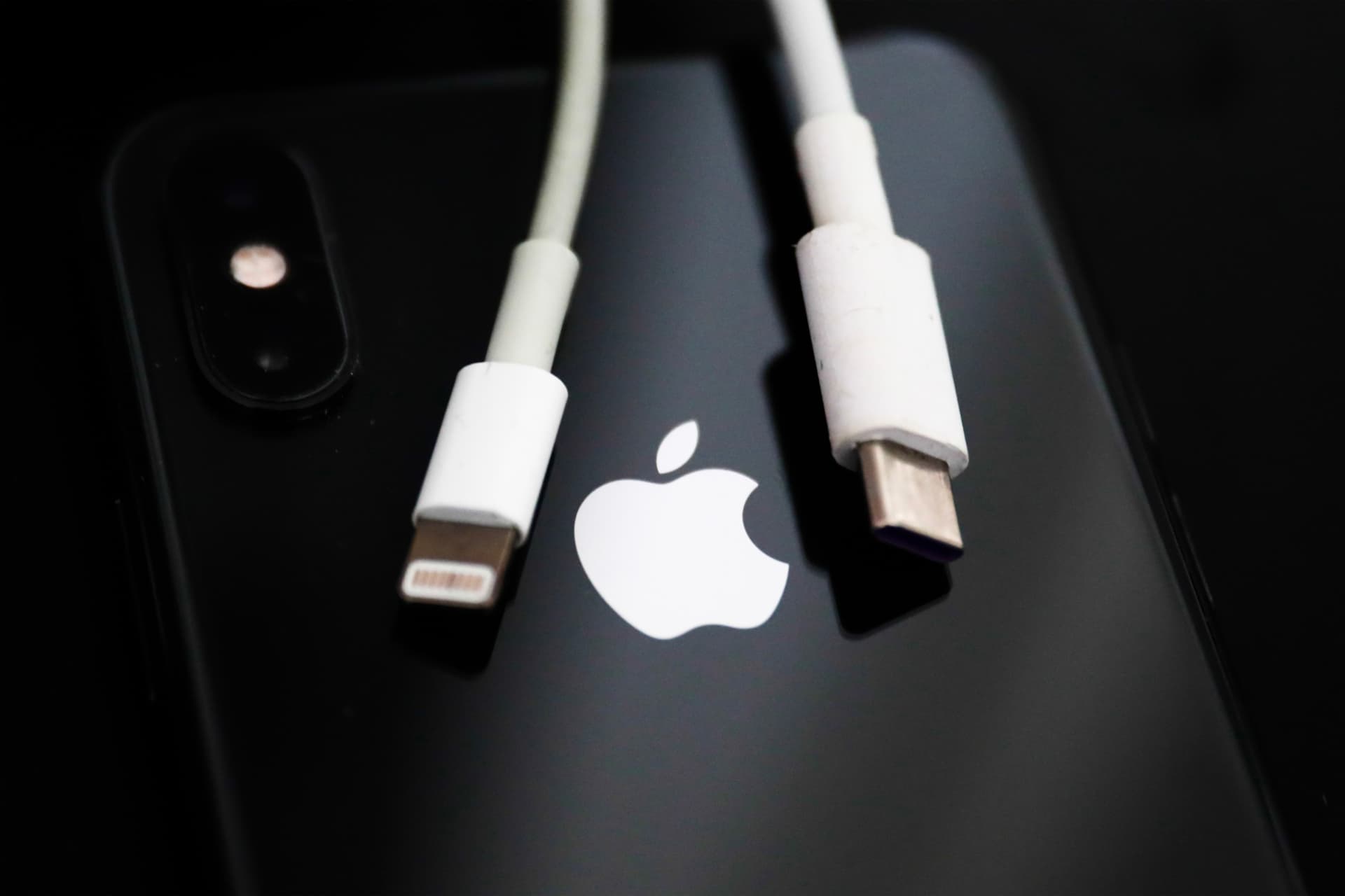 Apple сняла с продажи последние смартфоны без USB-C