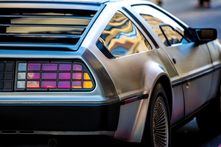 Оригинальный DeLorean DMC-12, известный по серии фильмов "Назад в будущее", превратили в мощный электрокар