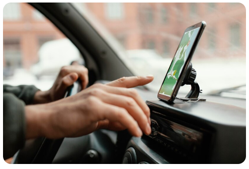 Не прошел проверку временем: автобренды отказываются от CarPlay в своих машинах