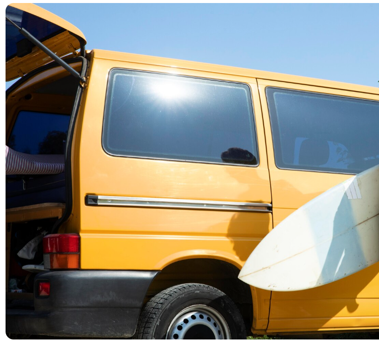 Современный фургон Fiat Ducato получил ретро-обвес: авто сняли на фото